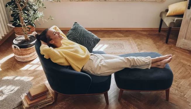 Frau liegt entspannt auf einer Couch – symbolisch für Selbstwirksamkeit und innere Ruhe durch ADHS- und Autismus-Training für Erwachsene