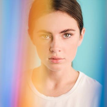 Autistische Frau hinter halbdursichtigen Farben