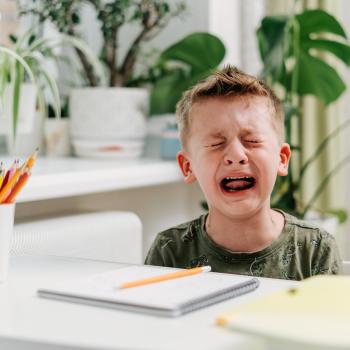 Ein junger Schüler weint vor seinen Hausaufgaben. Das Kind hat ADHS, was das Lernen schwerer und frustrierender macht. Mit den richtigen Methoden, kann der Alltag aber dennoch für dein Kind und auch für dich entspannter werden. Erfahre in meinem Video meh