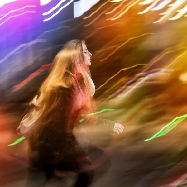 Meine ADHS und Ich: Frau in wirrem Licht. Wer bin ich, was ist mit mir los?